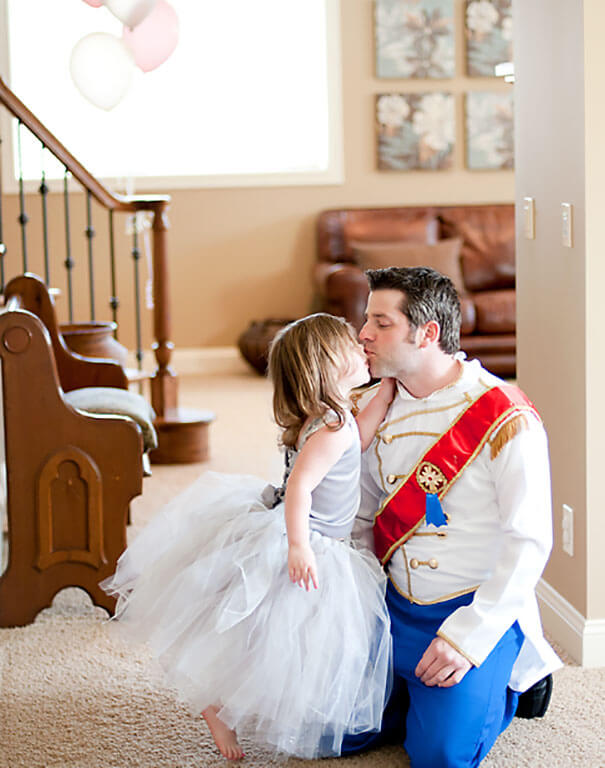 30 Wholesome Pictures Of Dads And Daughters Dressing Up As Famous Characters