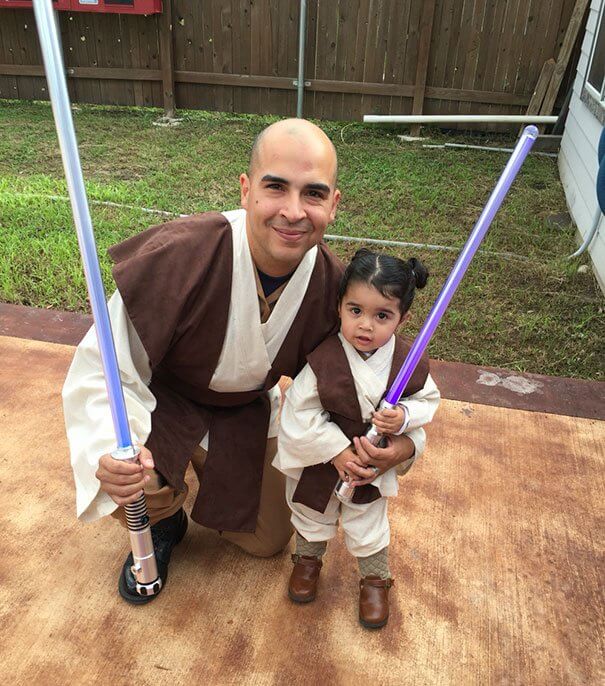 30 Wholesome Pictures Of Dads And Daughters Dressing For Halloween Together Warm Everyones Heart 14 -30 Wholesome Pictures Of Dads And Daughters Dressing Up As Famous Characters
