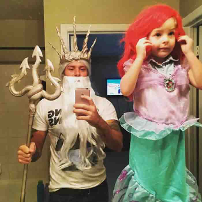 30 Wholesome Pictures Of Dads And Daughters Dressing For Halloween Together Warm Everyones Heart 18 -30 Wholesome Pictures Of Dads And Daughters Dressing Up As Famous Characters