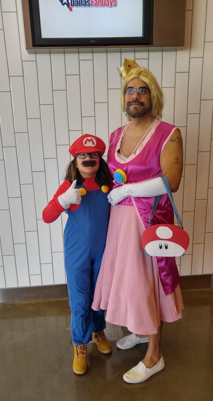 30 Wholesome Pictures Of Dads And Daughters Dressing For Halloween Together Warm Everyones Heart 26 -30 Wholesome Pictures Of Dads And Daughters Dressing Up As Famous Characters