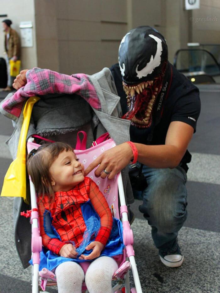 30 Wholesome Pictures Of Dads And Daughters Dressing For Halloween Together Warm Everyones Heart 6 -30 Wholesome Pictures Of Dads And Daughters Dressing Up As Famous Characters