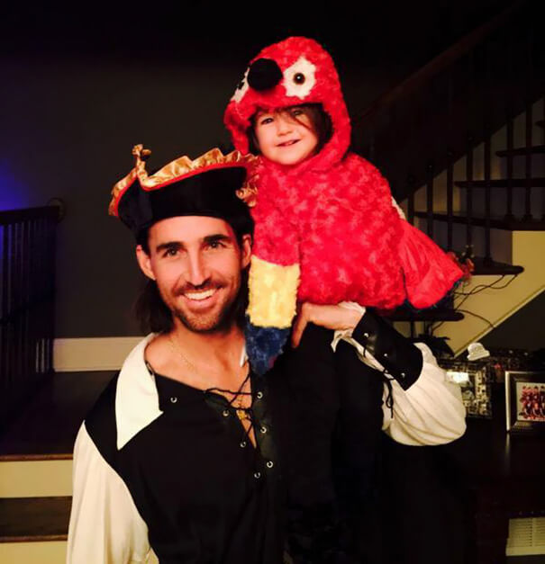30 Wholesome Pictures Of Dads And Daughters Dressing For Halloween Together Warm Everyones Heart 7 -30 Wholesome Pictures Of Dads And Daughters Dressing Up As Famous Characters