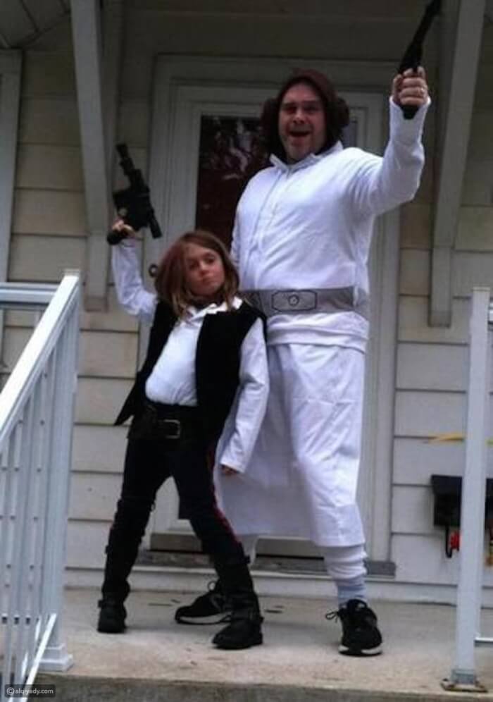 30 Wholesome Pictures Of Dads And Daughters Dressing For Halloween Together Warm Everyones Heart 8 -30 Wholesome Pictures Of Dads And Daughters Dressing Up As Famous Characters