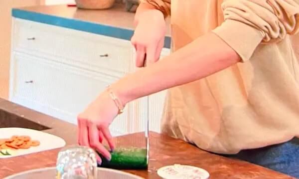 Kendall Jenners Cucumber Cutting Technique6 -Kendall Jenner’s Cucumber Cutting Technique Is The Most Ridiculous Thing People Have Ever Seen, And They Are Frustrating With It