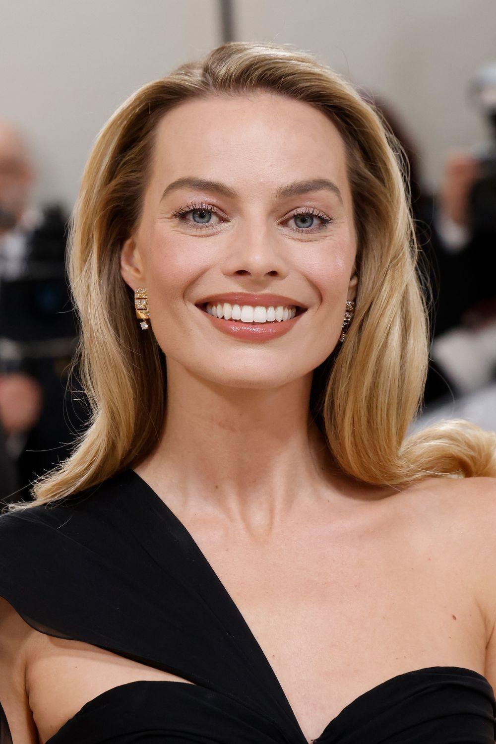 40+ Stunning Photos Of Margot Robbie That Show Her Beauty Evolution Over The Years