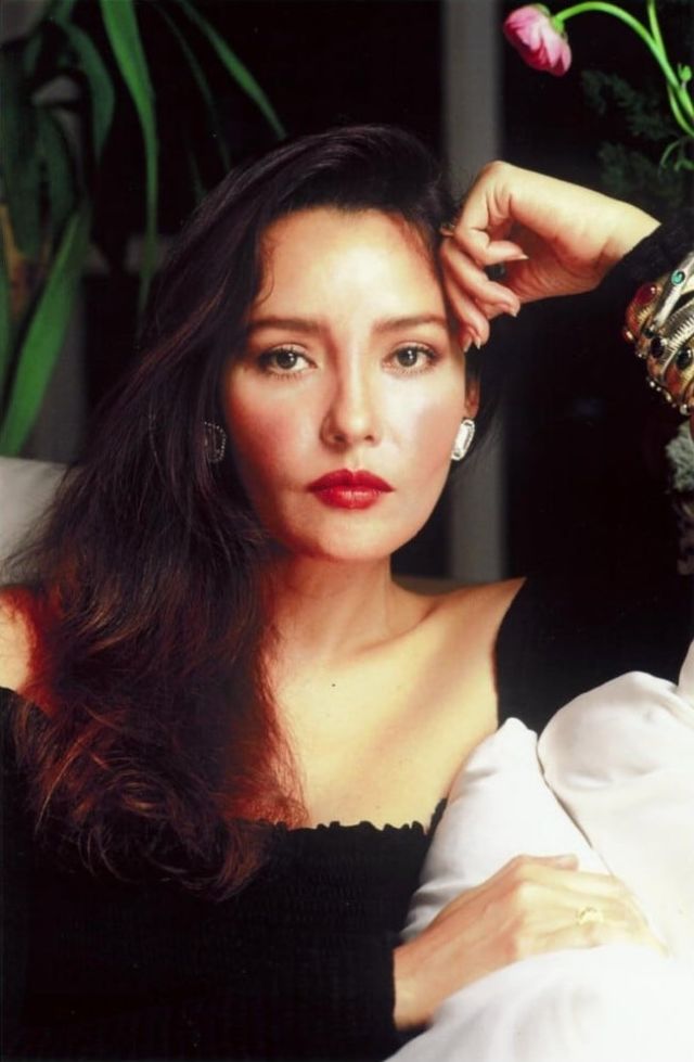 35 Stunning Vintage Photos Of Barbara Carrera From The 1970S And ’80S