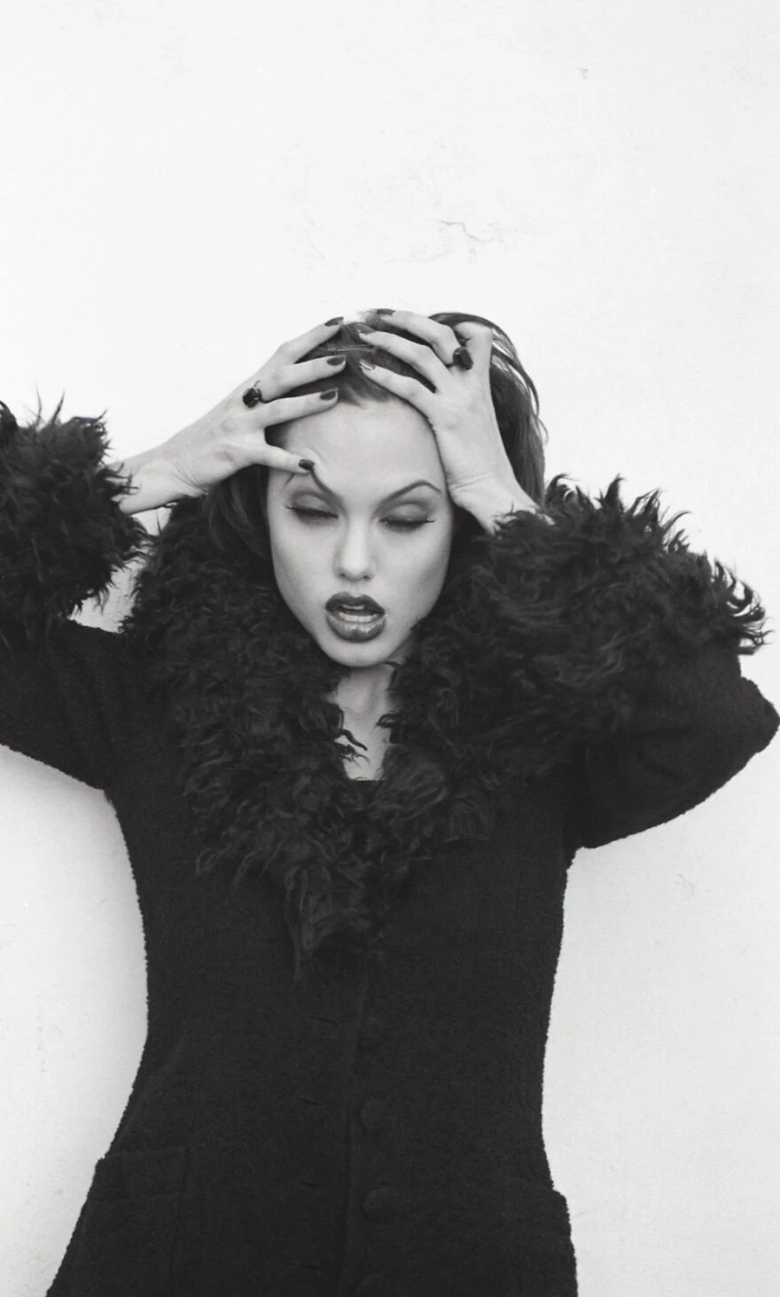 36 Striking Photos Of 19-Year-Old Angelina Jolie That Will Leave You In Awe