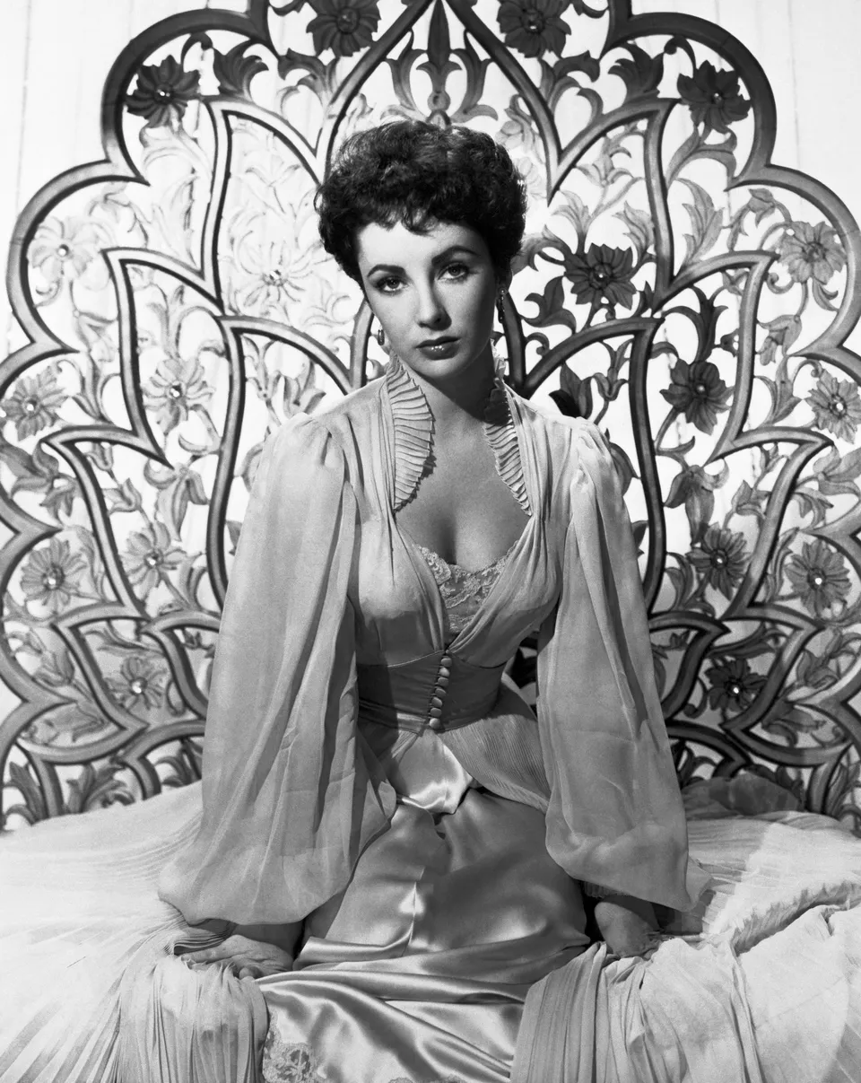 Elizabeth Taylor'S Most Stunning Vintage Looks Through The Years