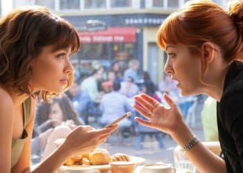 This Woman Keeps Complaining Men On Tinder Are “Ugly”, So Her Friend Tells Her To Get A Mirror