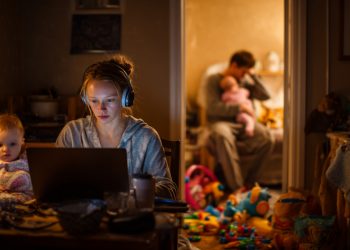 Dad Thinks Parenting Has Business Hours—Now Redditors Are Shaking Their Head Dad Thinks Parenting Has Business Hours—Now Redditors Are Shaking Their Head