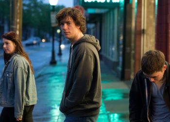 Man Threatens To Disown 13-Year-Old Brother After He Called His Girlfriend A Dishwasher Man Threatens To Disown 13-Year-Old Brother After He Called His Girlfriend A Dishwasher