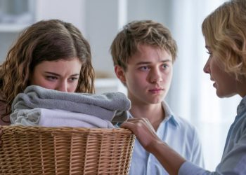 Dad Refuses To Punish Son After He Called His Sister’s Period “Disgusting”, Mom Strongly Disagrees Dad Refuses To Punish Son After He Called His Sister’s Period “Disgusting”, Mom Strongly Disagrees