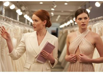 He Helped a Stranger by Pretending to Be Her Boyfriend – Now His Girlfriend Is Angry and He’s Questioning Himself