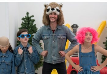 Mom Took Family Photos Without Her, So She Sent Out a Cheeky Alternative Instead Mom Took Family Photos Without Her, So She Sent Out a Cheeky Alternative Instead