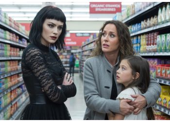 A Mom Insulted Her in Front of Her Daughter – What Happened Next Left Everyone Stunned