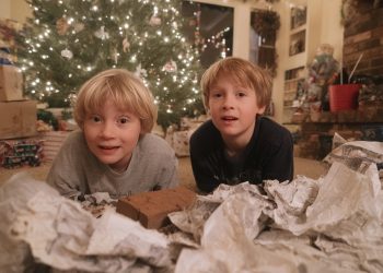 Dad Wraps A Brick As A Christmas Gift And Wonders Why His Kids Cried