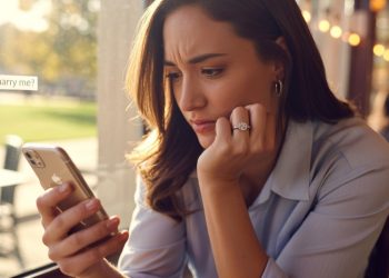 Friend Discovers Boyfriend’s Proposal Will Exclude Her Bestie’s Family—Keeps Wondering If She Should Intervene Friend Discovers Boyfriend’s Proposal Will Exclude Her Bestie’s Family—Keeps Wondering If She Should Intervene