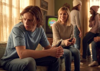 Teen Refuses To Shave His Long Hair For Because His Niece Has Cancer, Family Calls Him Selfish Teen Refuses To Shave His Long Hair For Because His Niece Has Cancer, Family Calls Him Selfish