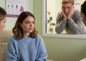 Woman Asks If She's Wrong For Telling Her Boyfriend What The Nurses Said To Her When They Took Her Into A Private Room Woman Asks If She’s Wrong For Telling Her Boyfriend What The Nurses Said To Her When They Took Her Into A Private Room