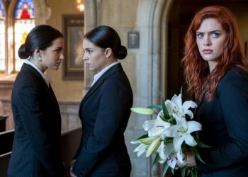 Woman Overhears Gossip About Her Mom At Dad’s Funeral, Silences Guests With One Brutal Line Woman Overhears Gossip About Her Mom At Dad’s Funeral, Silences Guests With One Brutal Line