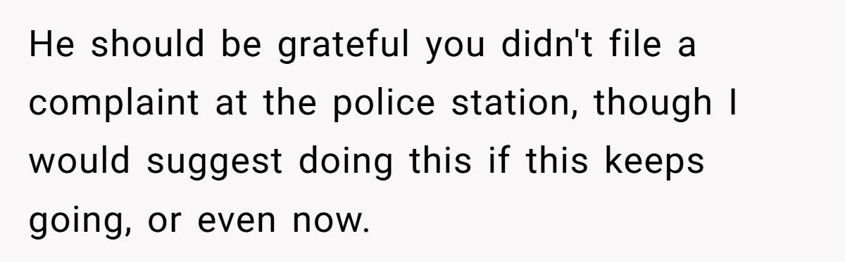 She Told a Restaurant About a Delivery Driver Who Wouldn’t Stop Texting Her - Now He’s Fired. Generated by Aubtu.biz