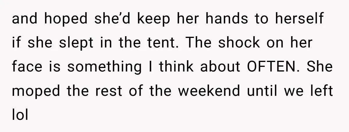 Man Asked Politely For Barstool, Woman Assumes He’s Flirting, His Comeback Left Her Red-Faced Generated by Aubtu.biz
