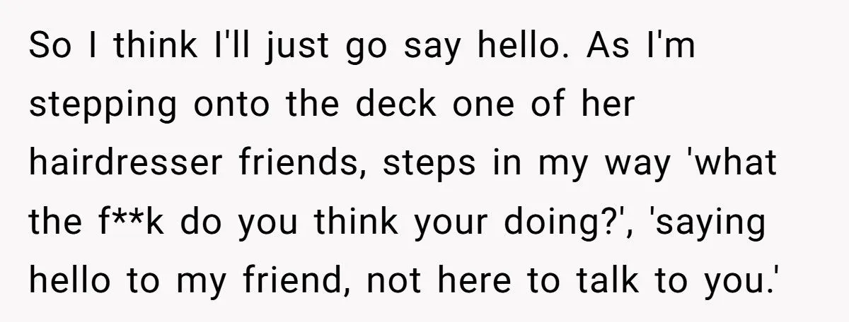 Man Asked Politely For Barstool, Woman Assumes He’s Flirting, His Comeback Left Her Red-Faced Generated by Aubtu.biz