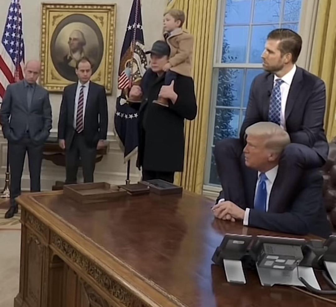 46 Hilariously Weird Photos That Make You Go "Hmmm"