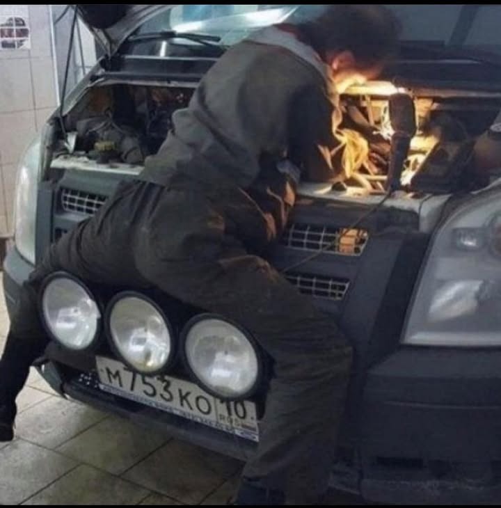 40 Photos Of People Standing Weirdly In Public That Defy All Logic