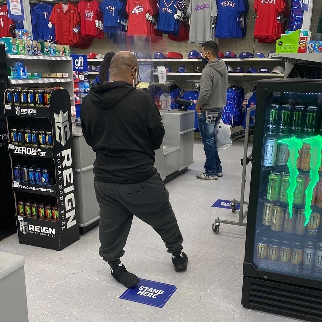 40 Photos Of People Standing Weirdly In Public That Defy All Logic