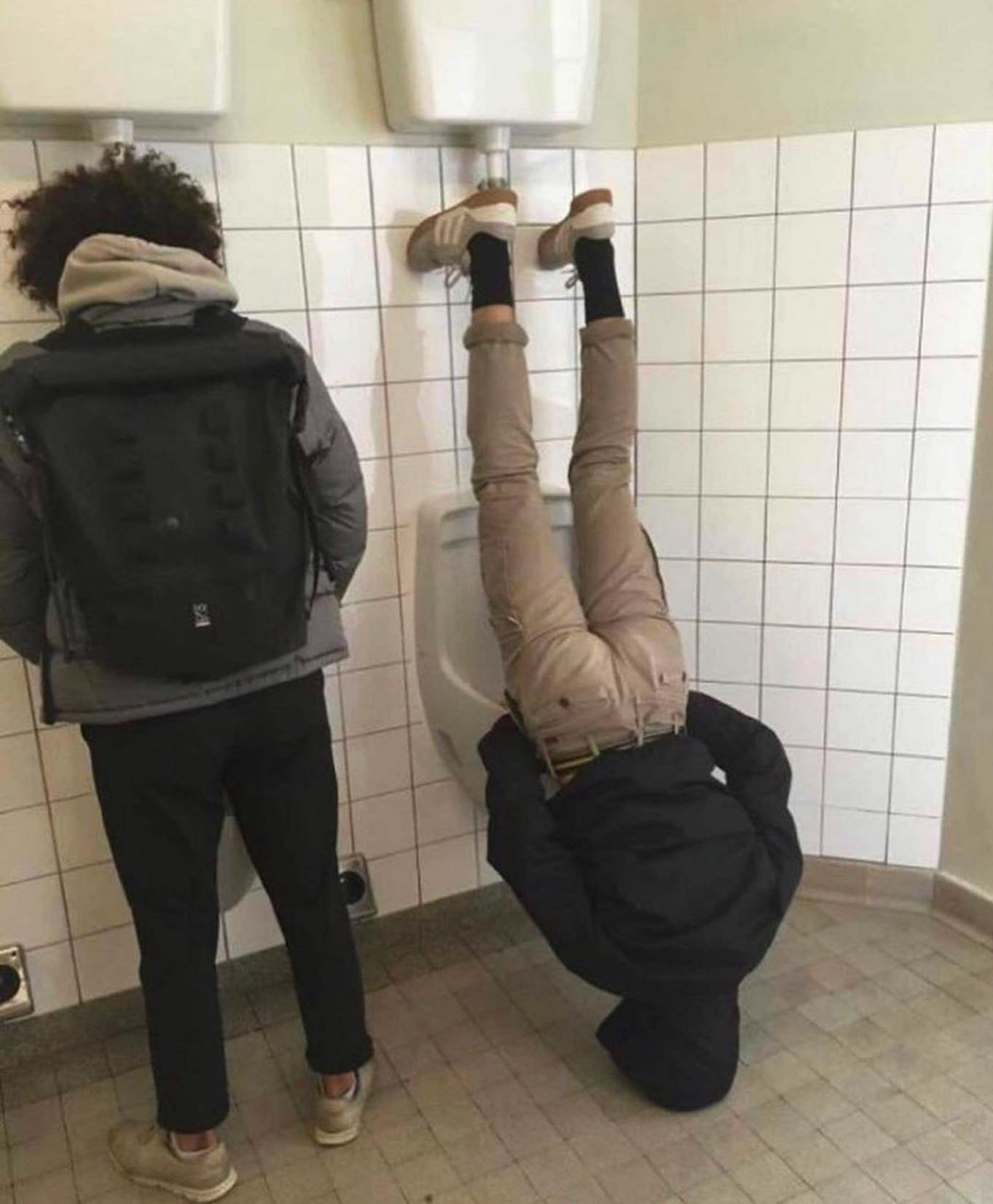 40 Photos Of People Standing Weirdly In Public That Defy All Logic