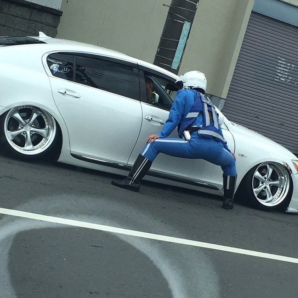 40 Photos Of People Standing Weirdly In Public That Defy All Logic