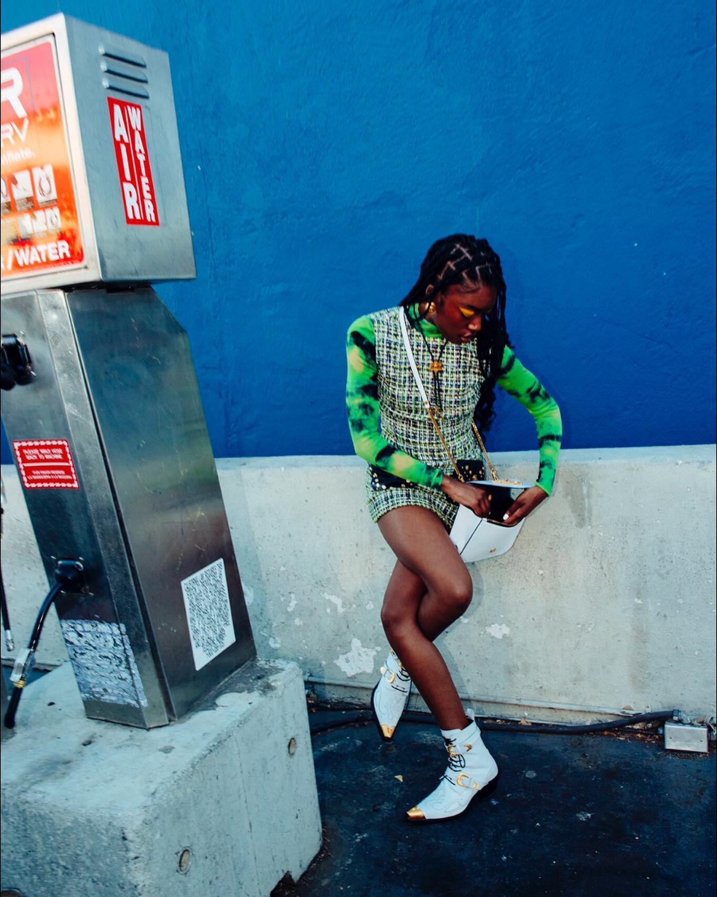 40 Photos Of People Standing Weirdly In Public That Defy All Logic