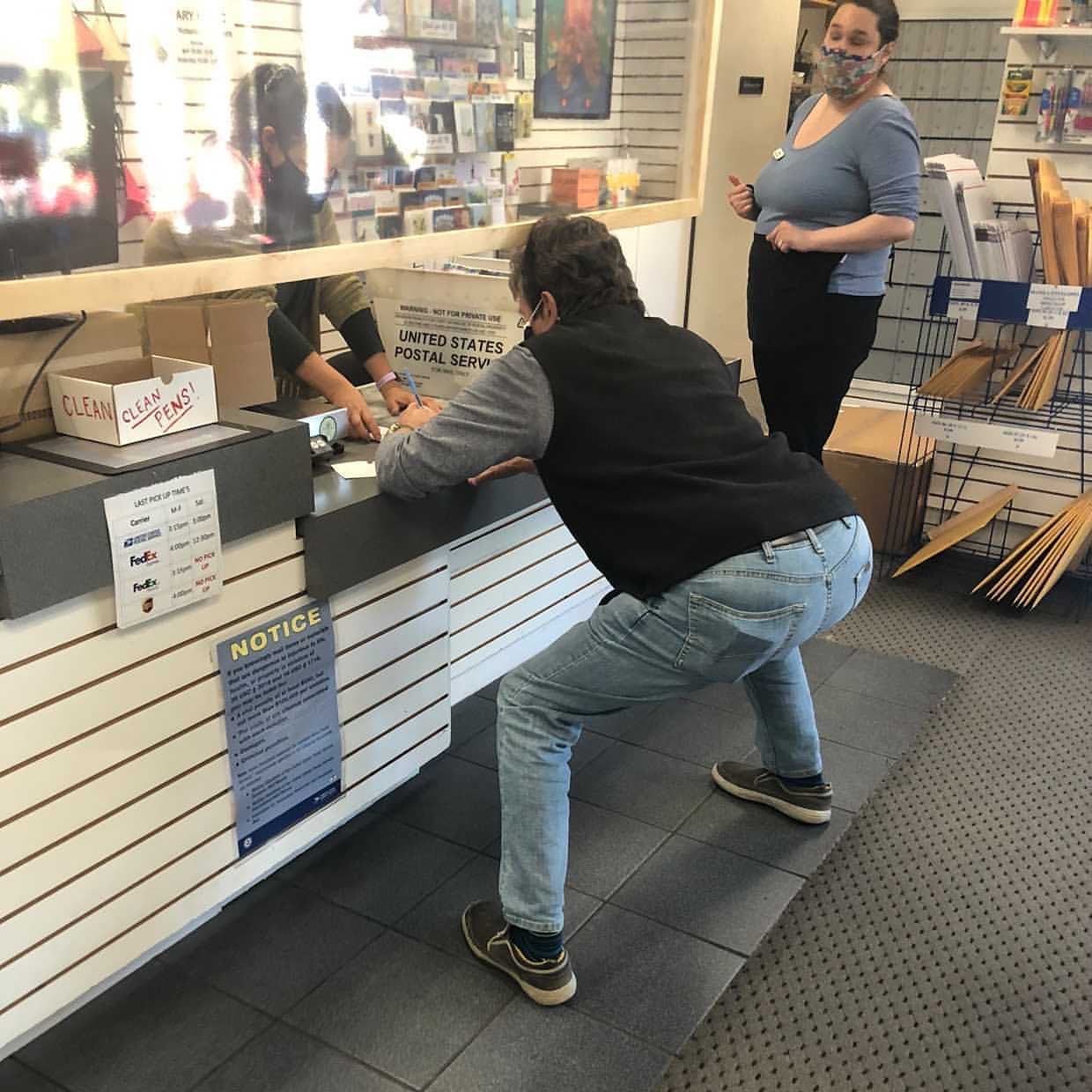 40 Photos Of People Standing Weirdly In Public That Defy All Logic