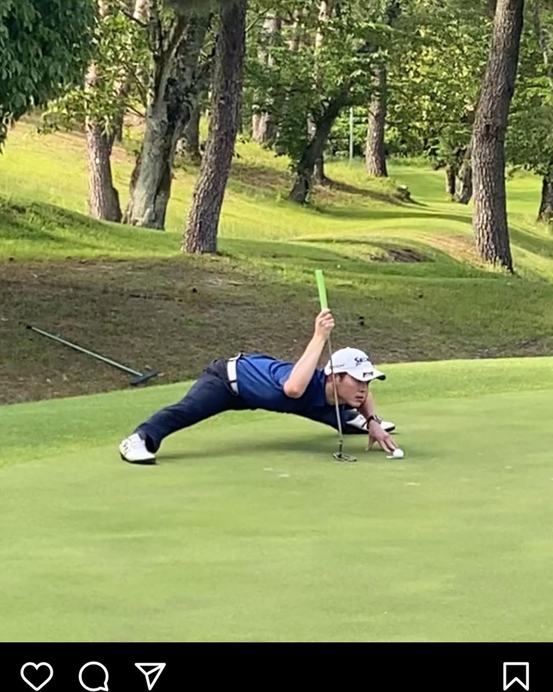 40 Photos Of People Standing Weirdly In Public That Defy All Logic