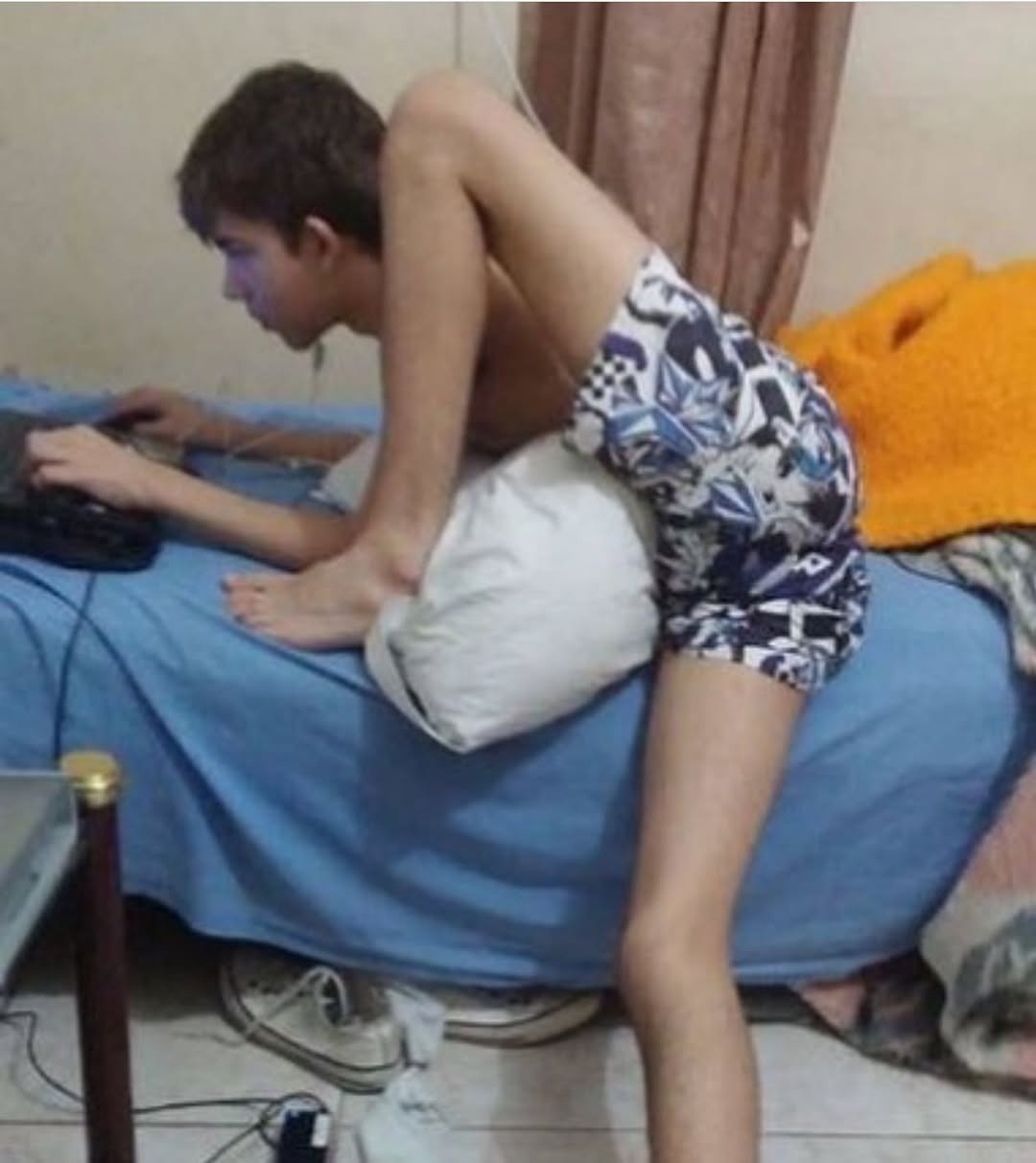 40 Photos Of People Standing Weirdly In Public That Defy All Logic