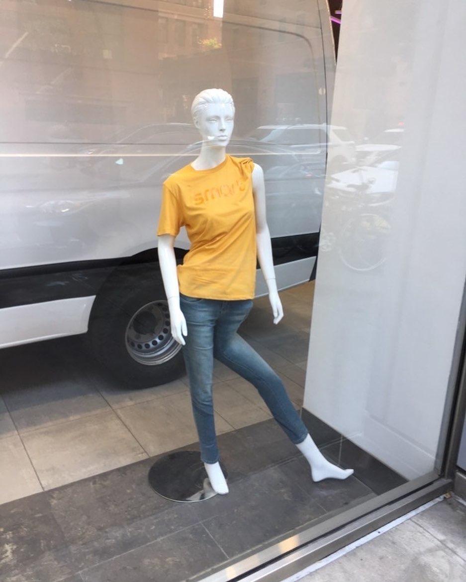 40 Photos Of People Standing Weirdly In Public That Defy All Logic