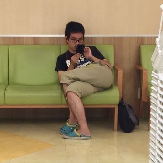 40 Photos Of People Standing Weirdly In Public That Defy All Logic