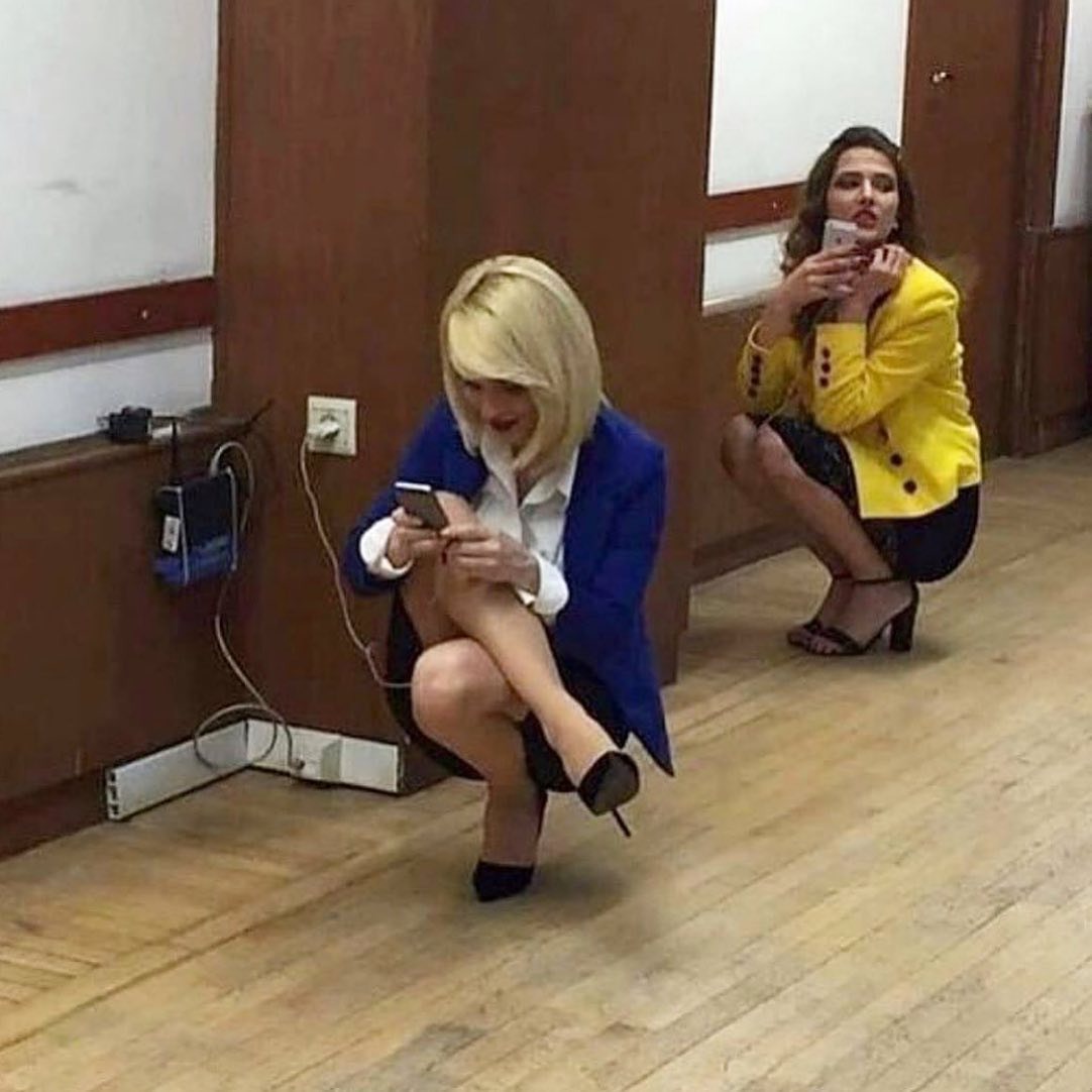 40 Photos Of People Standing Weirdly In Public That Defy All Logic