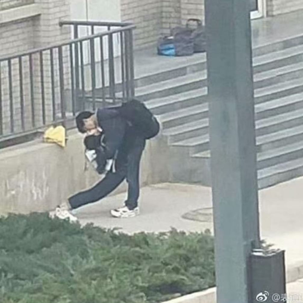 40 Photos Of People Standing Weirdly In Public That Defy All Logic