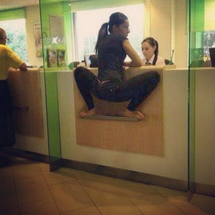 40 Photos Of People Standing Weirdly In Public That Defy All Logic