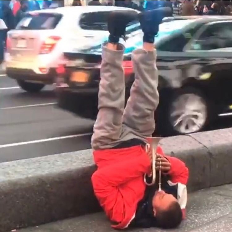 40 Photos Of People Standing Weirdly In Public That Defy All Logic