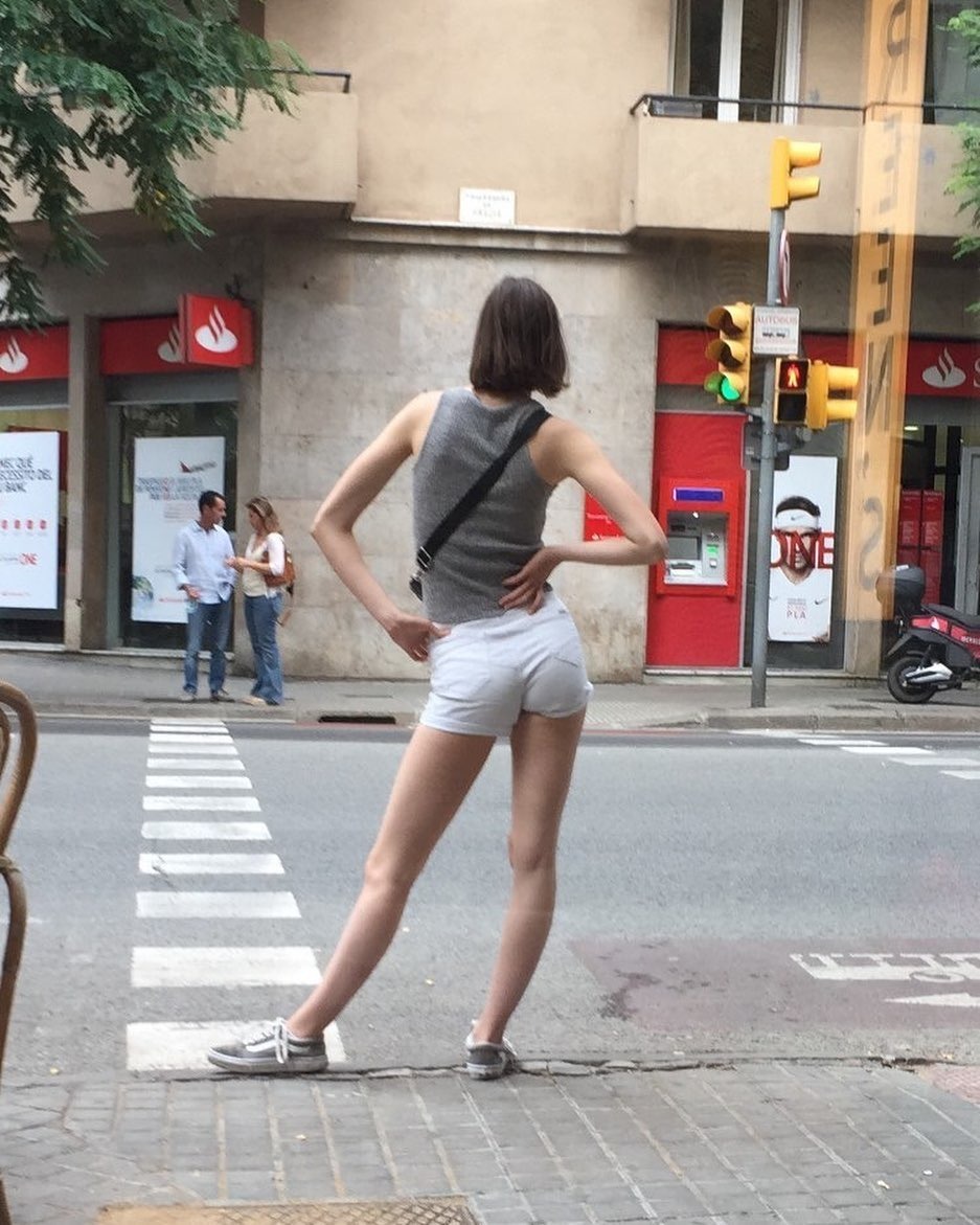 40 Photos Of People Standing Weirdly In Public That Defy All Logic