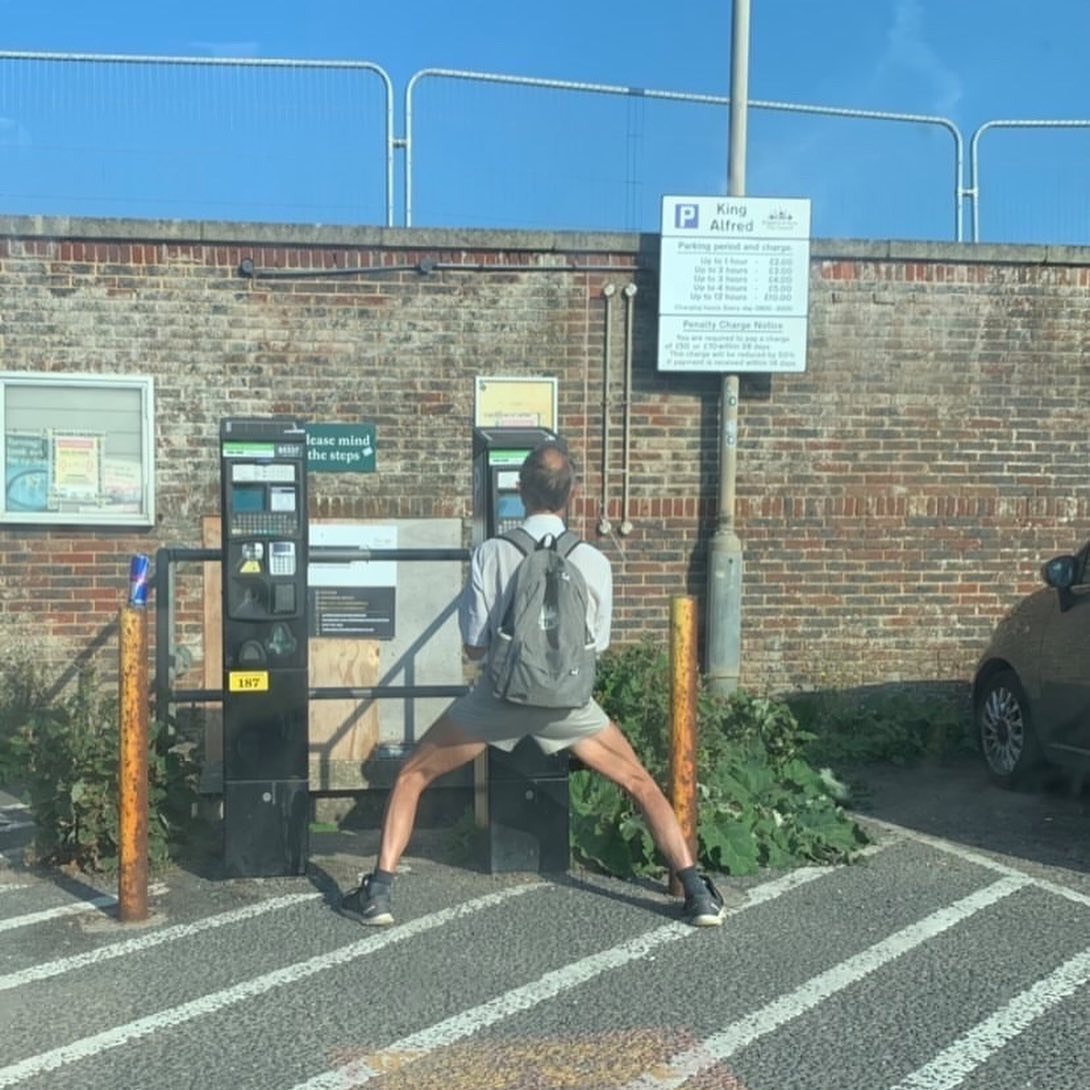 40 Photos Of People Standing Weirdly In Public That Defy All Logic