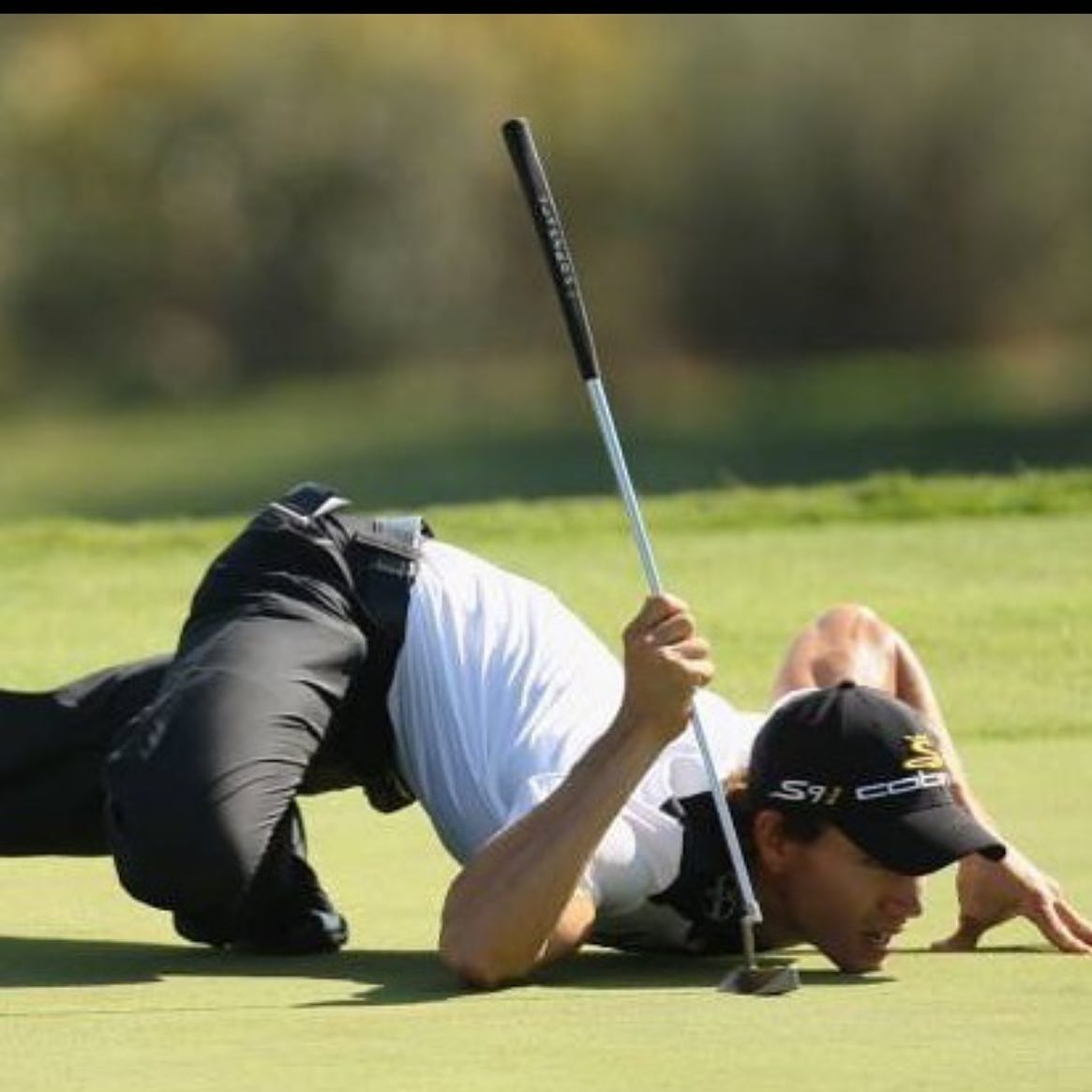 40 Photos Of People Standing Weirdly In Public That Defy All Logic