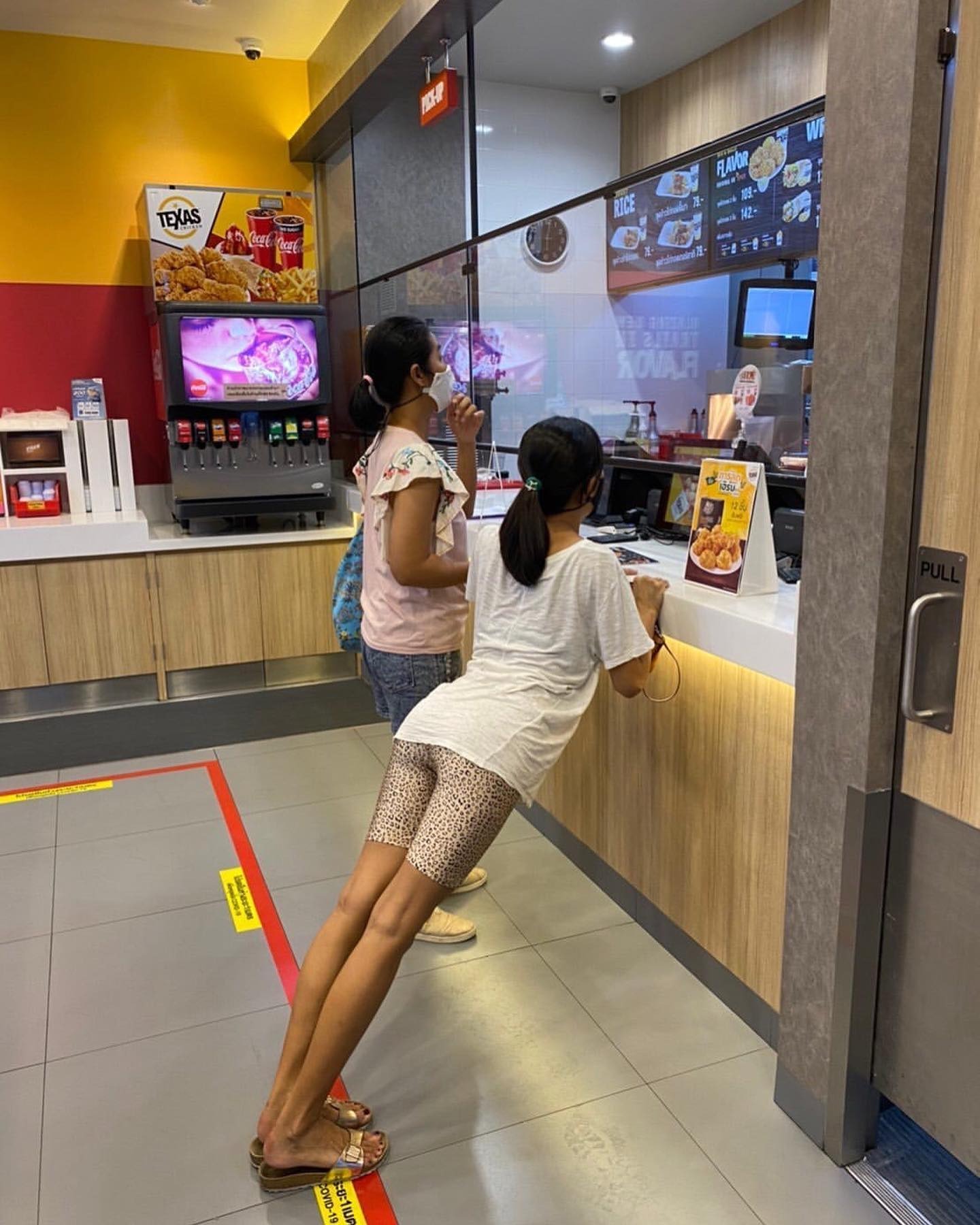 40 Photos Of People Standing Weirdly In Public That Defy All Logic