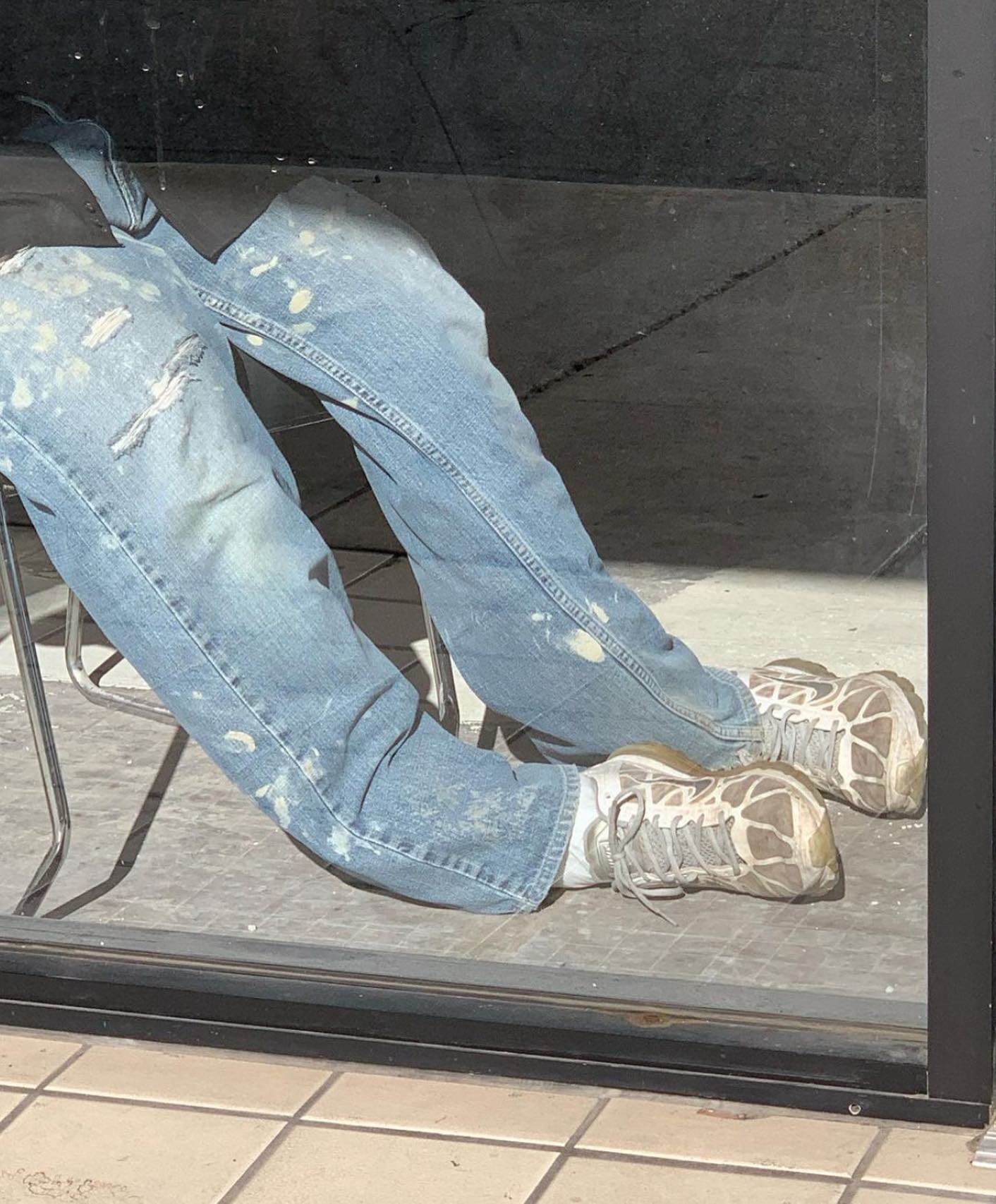 40 Photos Of People Standing Weirdly In Public That Defy All Logic