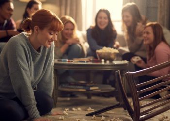 Woman Refuses To Pay For Antique Chair That Collapsed Under Her Weight At Friend’s Game Night