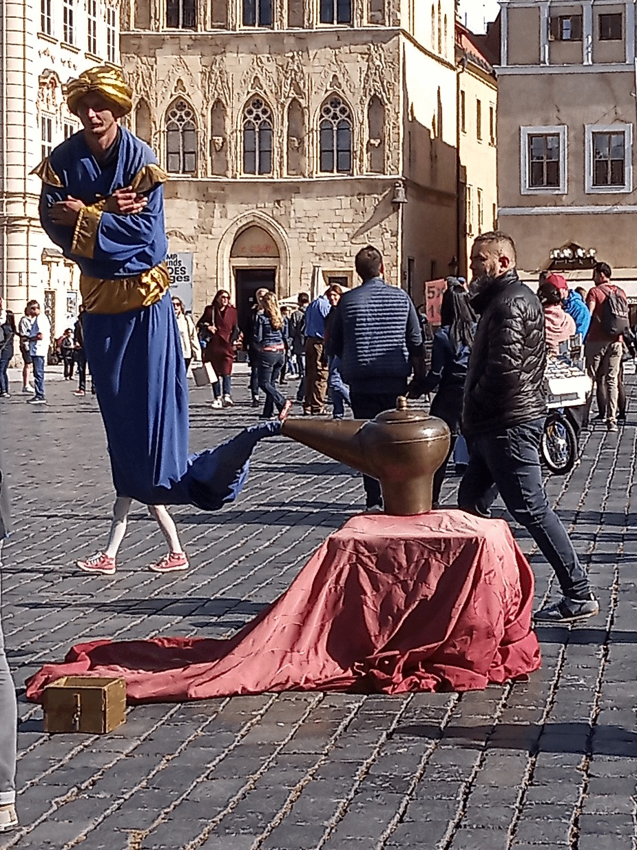 40 Deceiving Photos That Prove You Can’t Trust Your Eyes