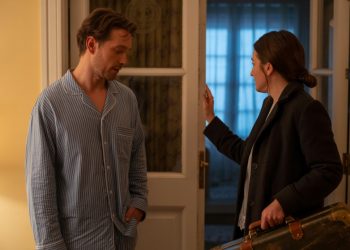 Husband Asks Wife For Simple Travel Texts, She Calls Him Controlling